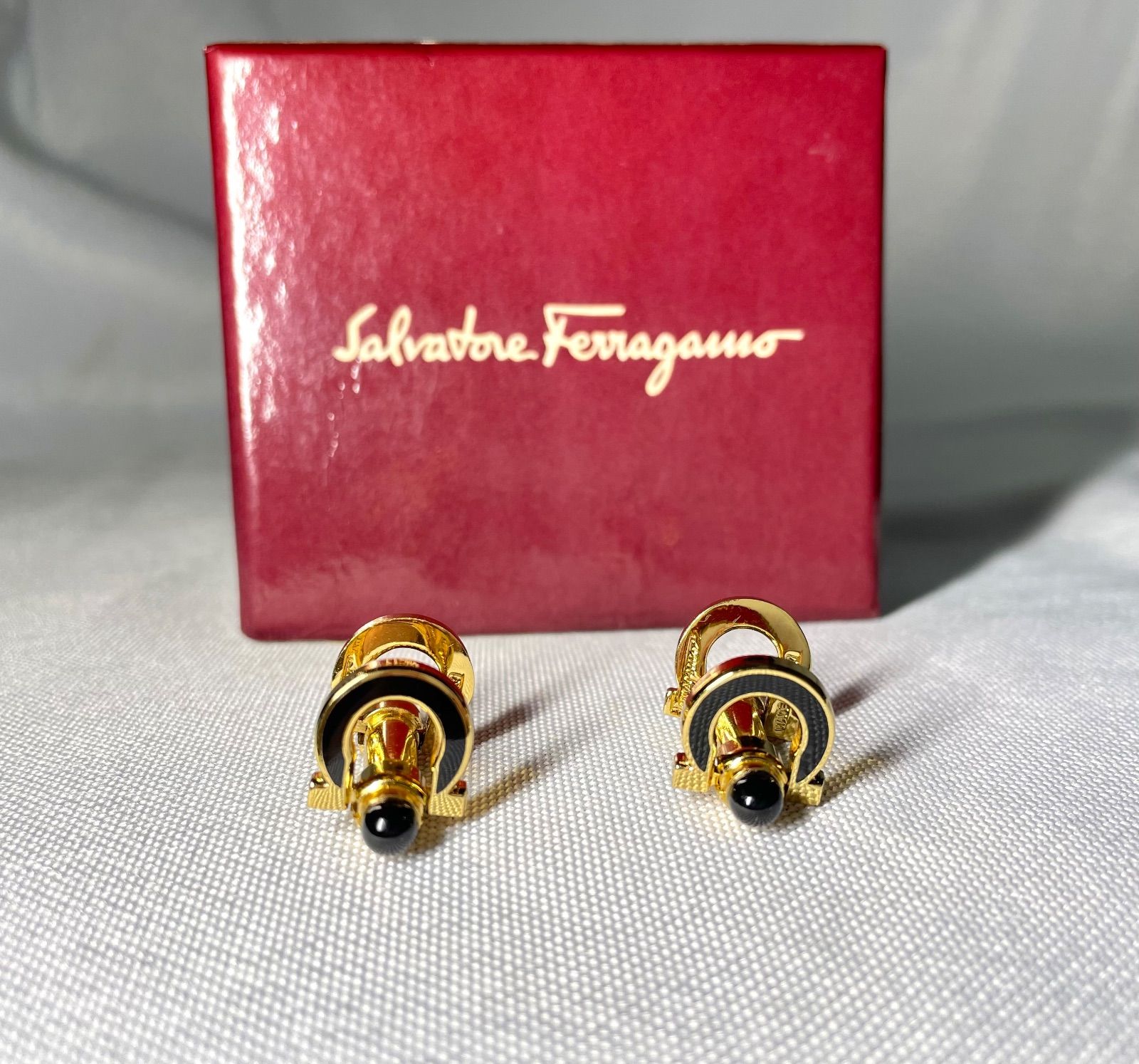 Salvatore Ferragamo サルヴァトーレフェラガモ ダブルガンチーニ