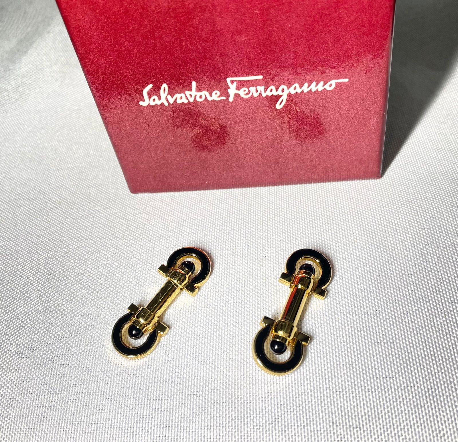 Salvatore Ferragamo サルヴァトーレフェラガモ ダブルガンチーニ