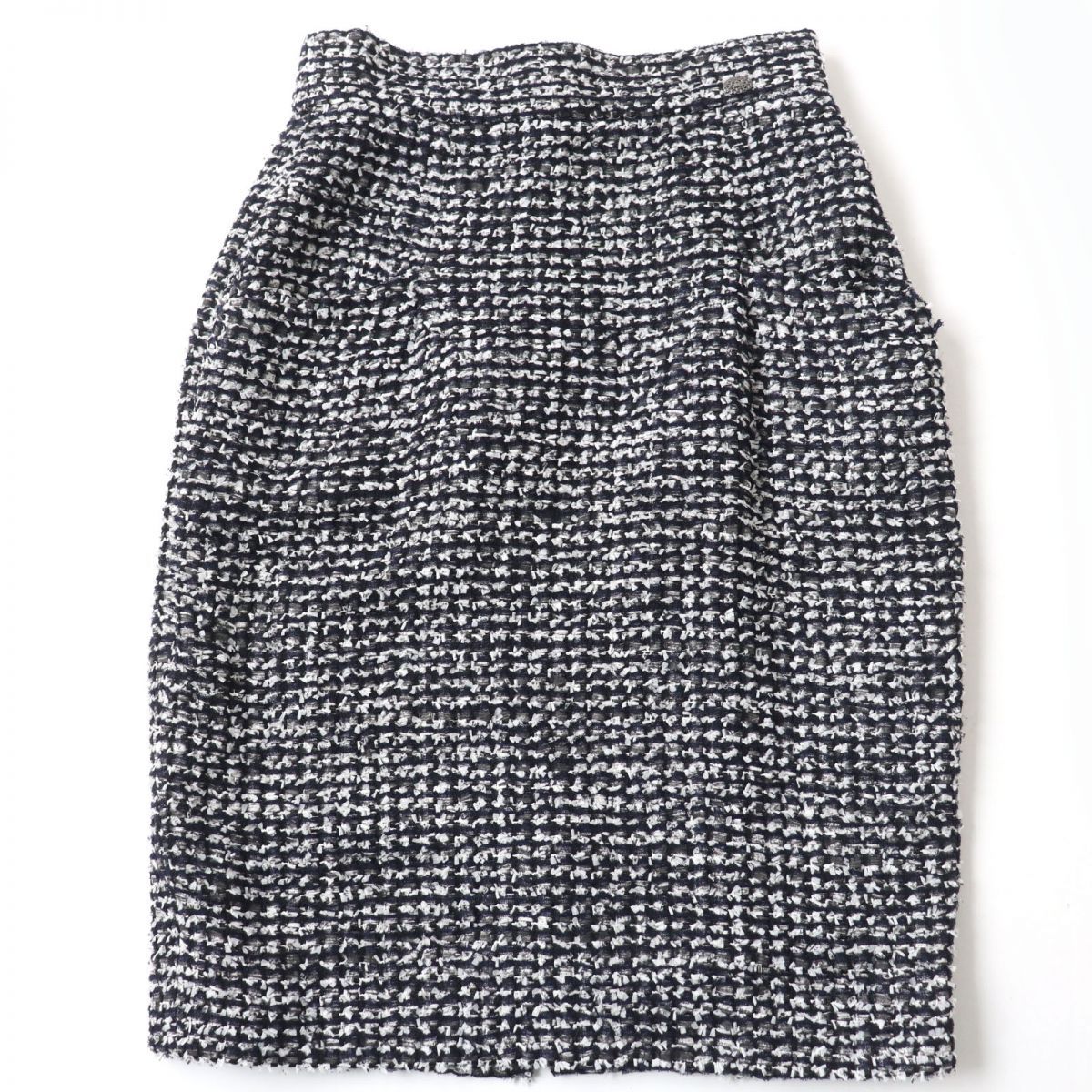 CHANEL ロゴプリント タイトスカート 美品☆CHANEL シャネル P47766 ココマークボタン付 裏地シルク 膝丈