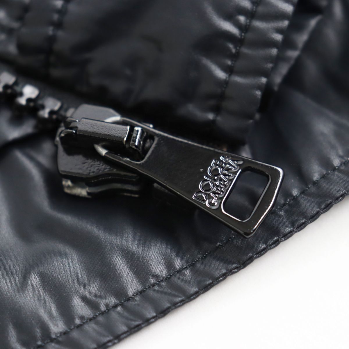 美品○ドルチェ＆ガッバーナ 黒タグ ロゴプレート付き 襟レザー 三角