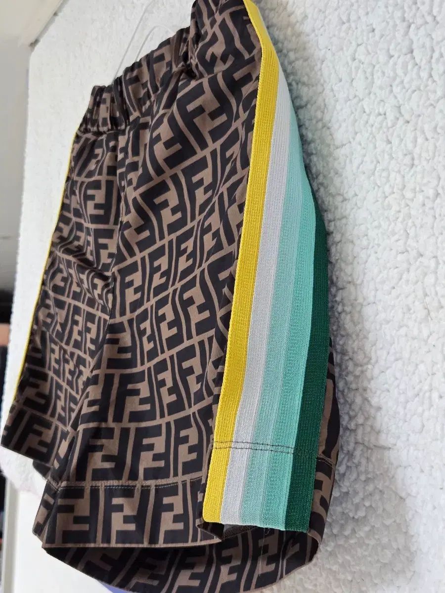  フェンディキッズ 8 y ロゴ ハーフパンツ その他 ボトムス スパッツ