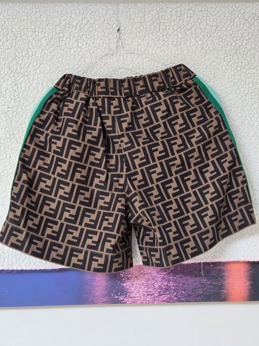 フェンディキッズ 8 y ロゴ ハーフパンツ