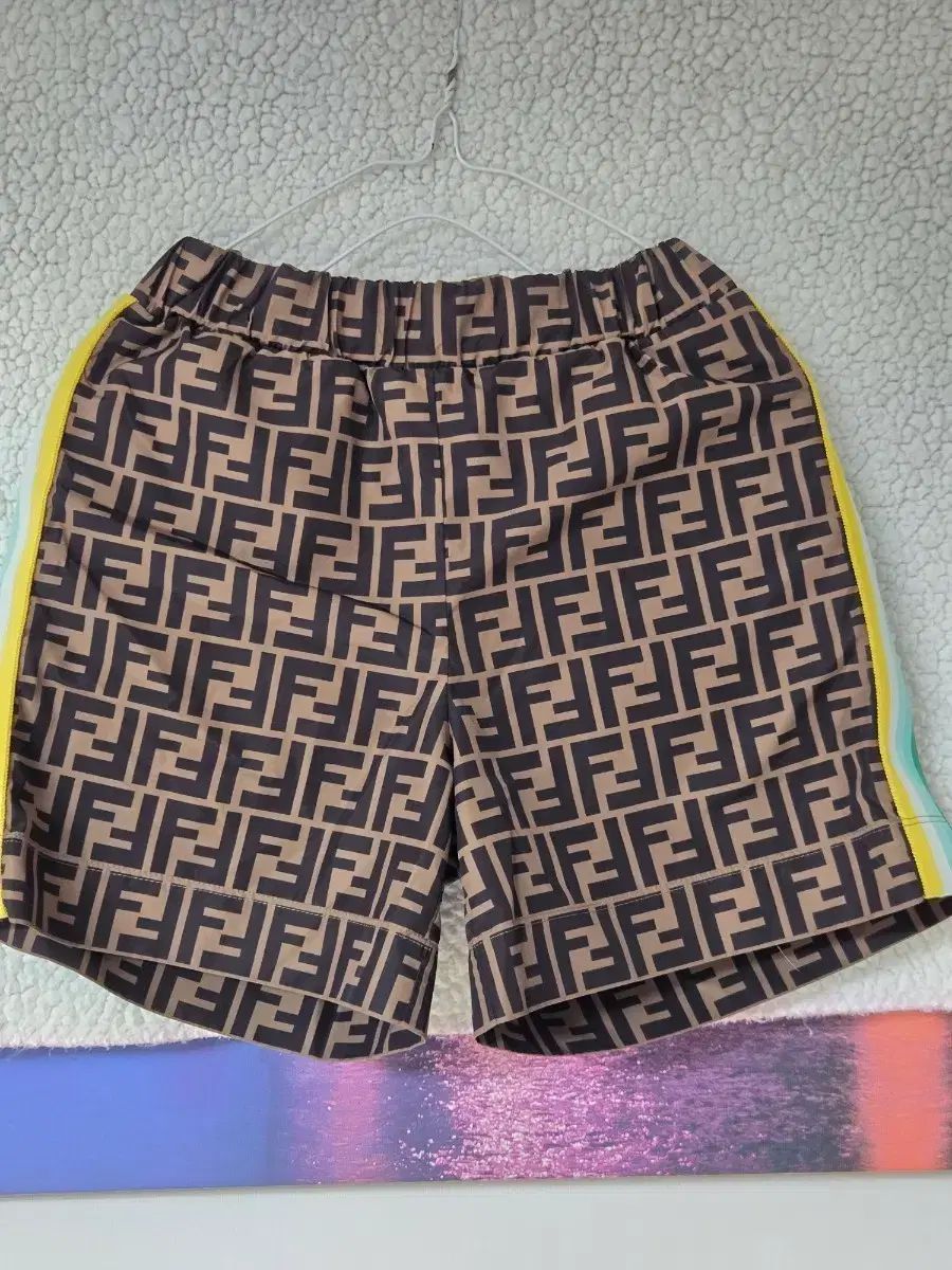 フェンディキッズ 8 y ロゴ ハーフパンツ