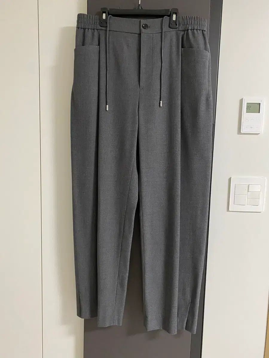 SYSTEM homme グレー バンディング スラックス 86