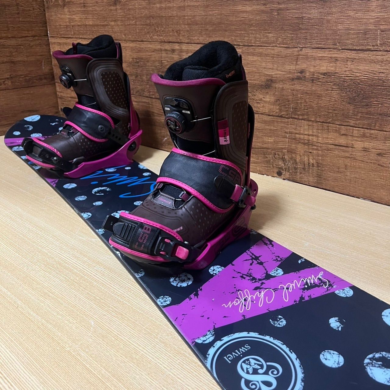 SWIVELスウィベルCSB キスマーク レディーススノーボード3点セットボード143 cm CSBバインディング ブーツ24 5 カワイイおしゃれ