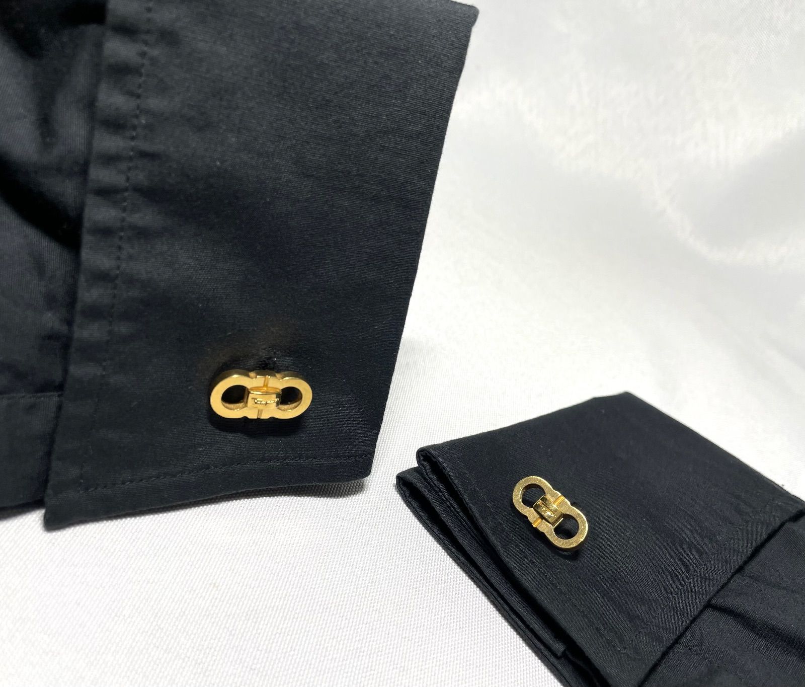 Salvatore Ferragamo サルヴァトーレフェラガモ ダブルガンチーニ ロゴ文字 カフス 艶消し＆鏡面ゴールド カフリンクス ボタン Vネック カフリンクス 
