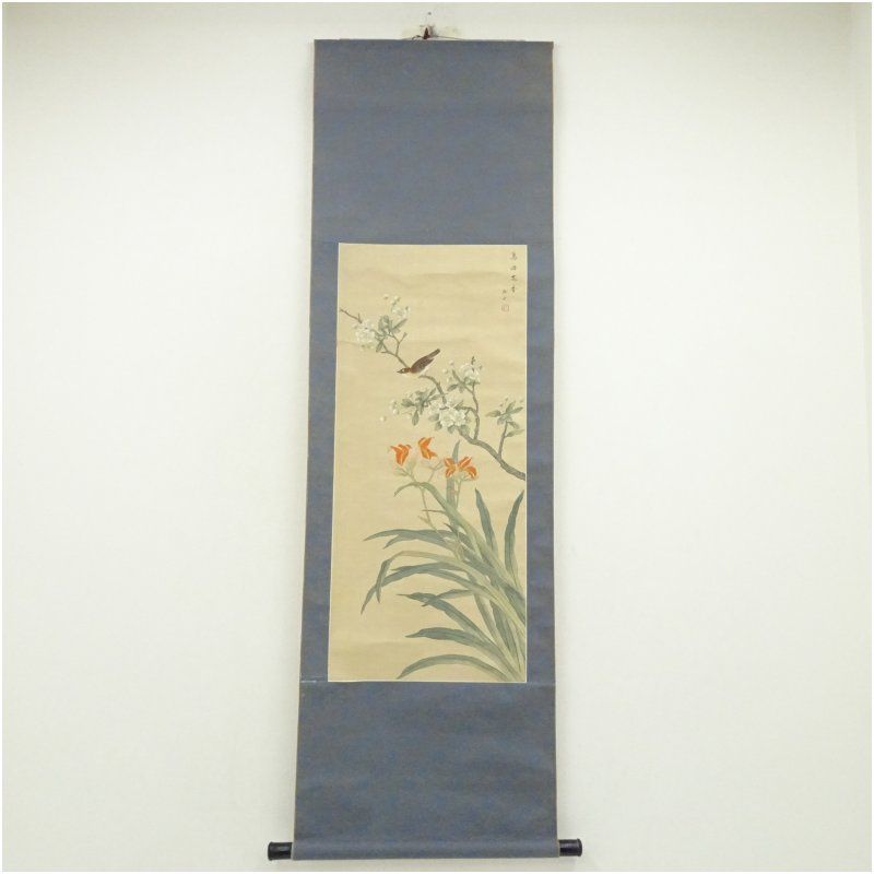 【掛軸 / 花鳥図】松・小鳥・薔薇 / 表具付き 松文筆 鳥語花香 花鳥図 肉筆絹本掛軸 掛け軸 床の間 書 おしゃれ 絵画