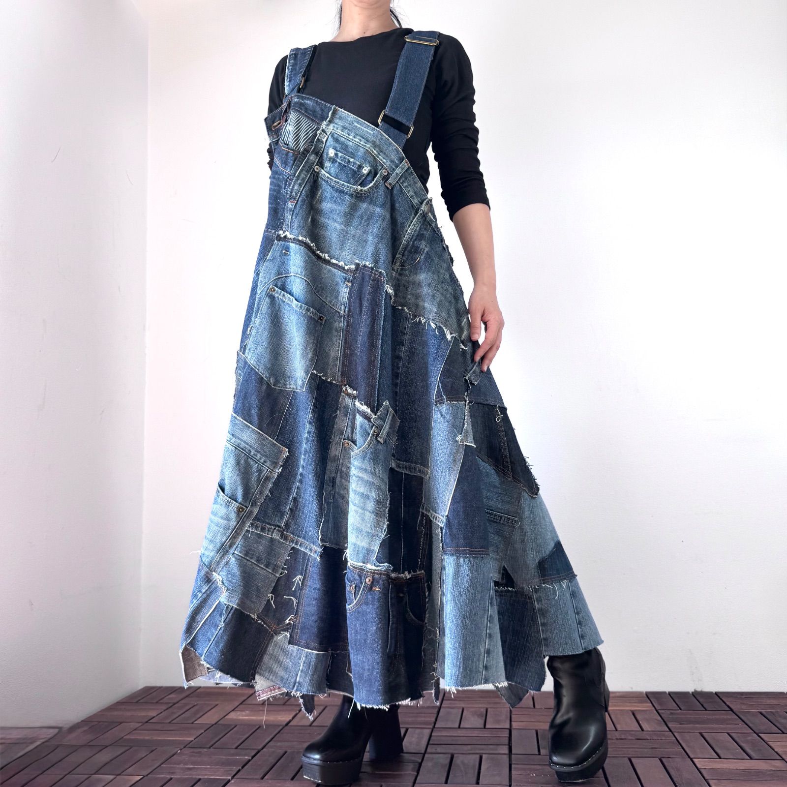 雰囲気オーダー 発送目安2 6週間 アシメデザイン 濃紺デニムの一点ものジャンパースカート サロペット リメイクデニム 古着リメイク アップサイクル038