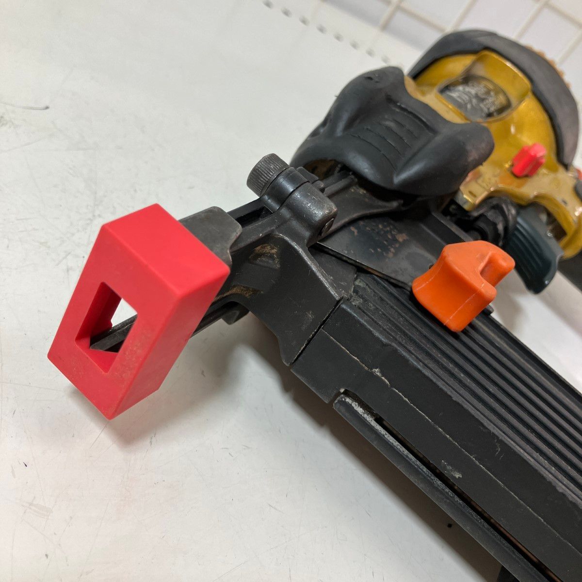  ЗЗHITACHI 日立 50 mm 高圧 フロアタッカ N 5008 HM ゴールド×ブラック エアータッカー エアーツール