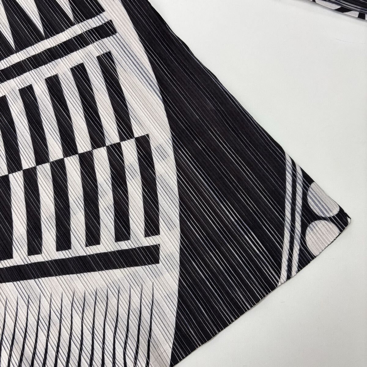 PLEATS PLEASE ISSEY MIYAKE イッセイミヤケ プリーツ 幾何学柄 総柄