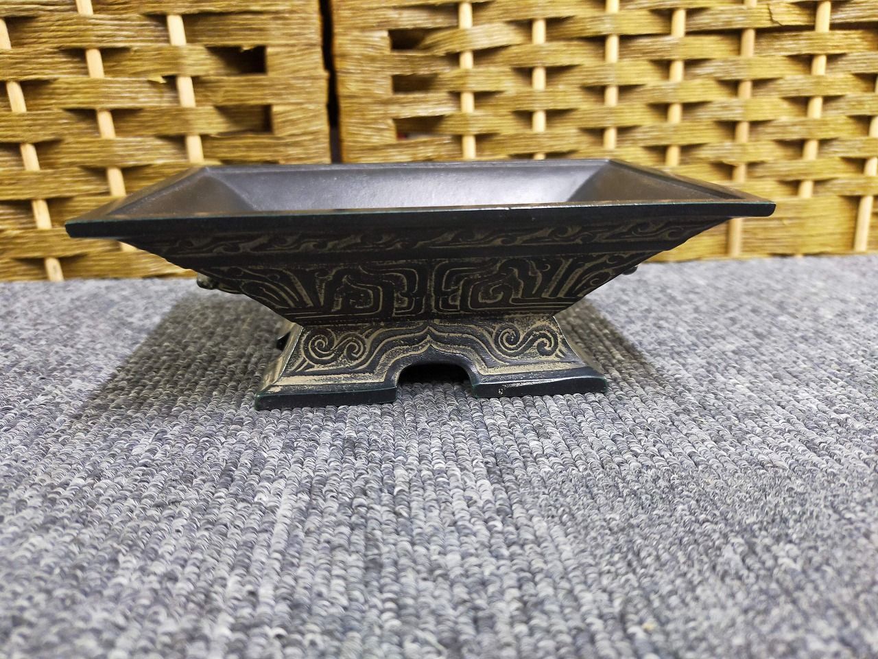 E24-20251203-01【共箱・解説付き】銅製 饕餮文様 小物入れ 灰皿 古