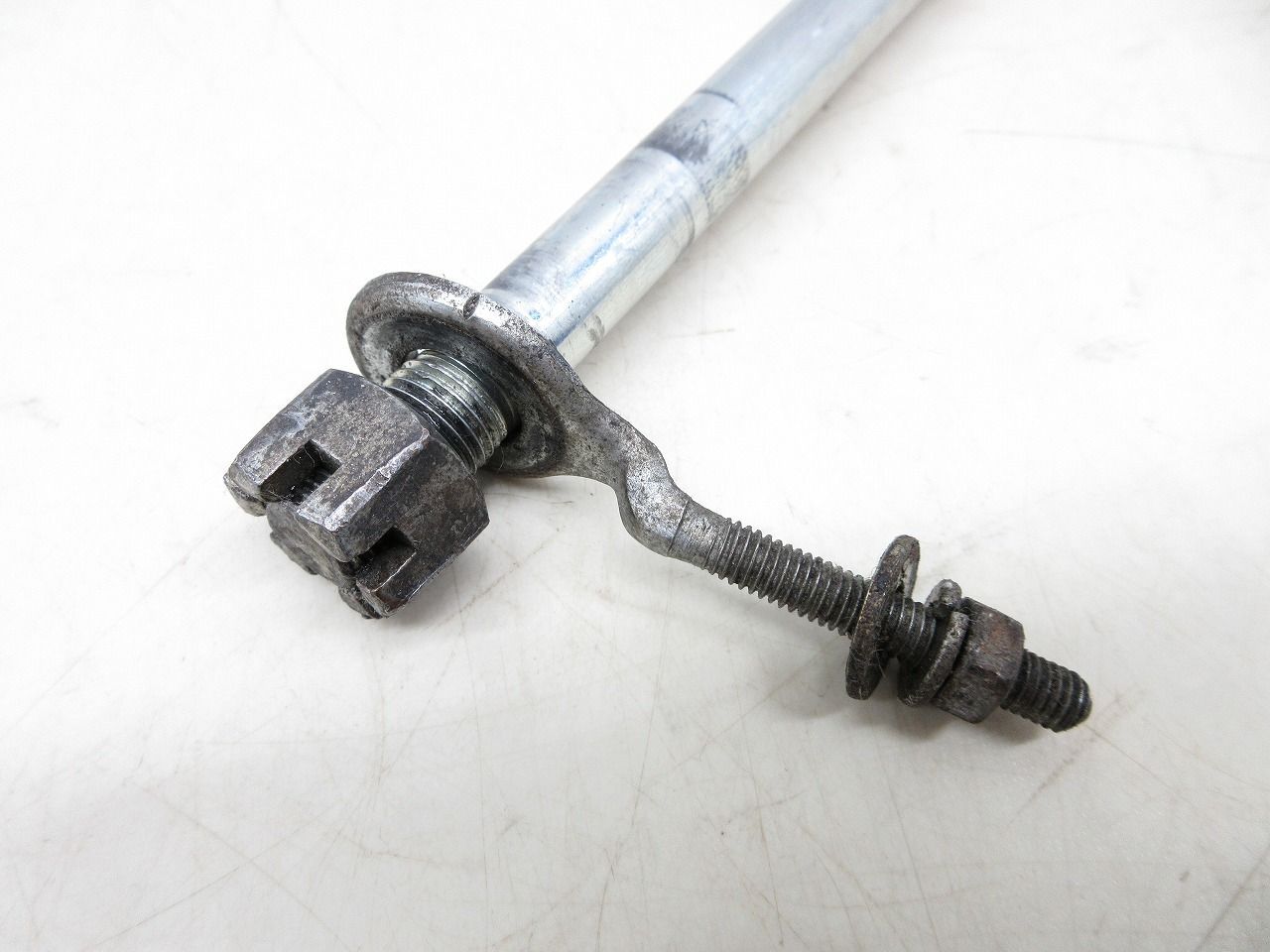 TZR50 リアアクスル 全長約240ミリ 中古バイク部品 0710Y19M-68 YAMAHA
