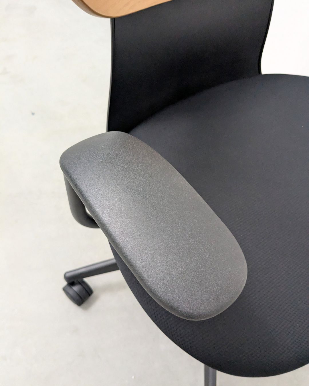  Bランク イングライフ ingLIFE 肘付 ブラック 木製フレーム オフィスチェア ワークチェア 椅子 チェア