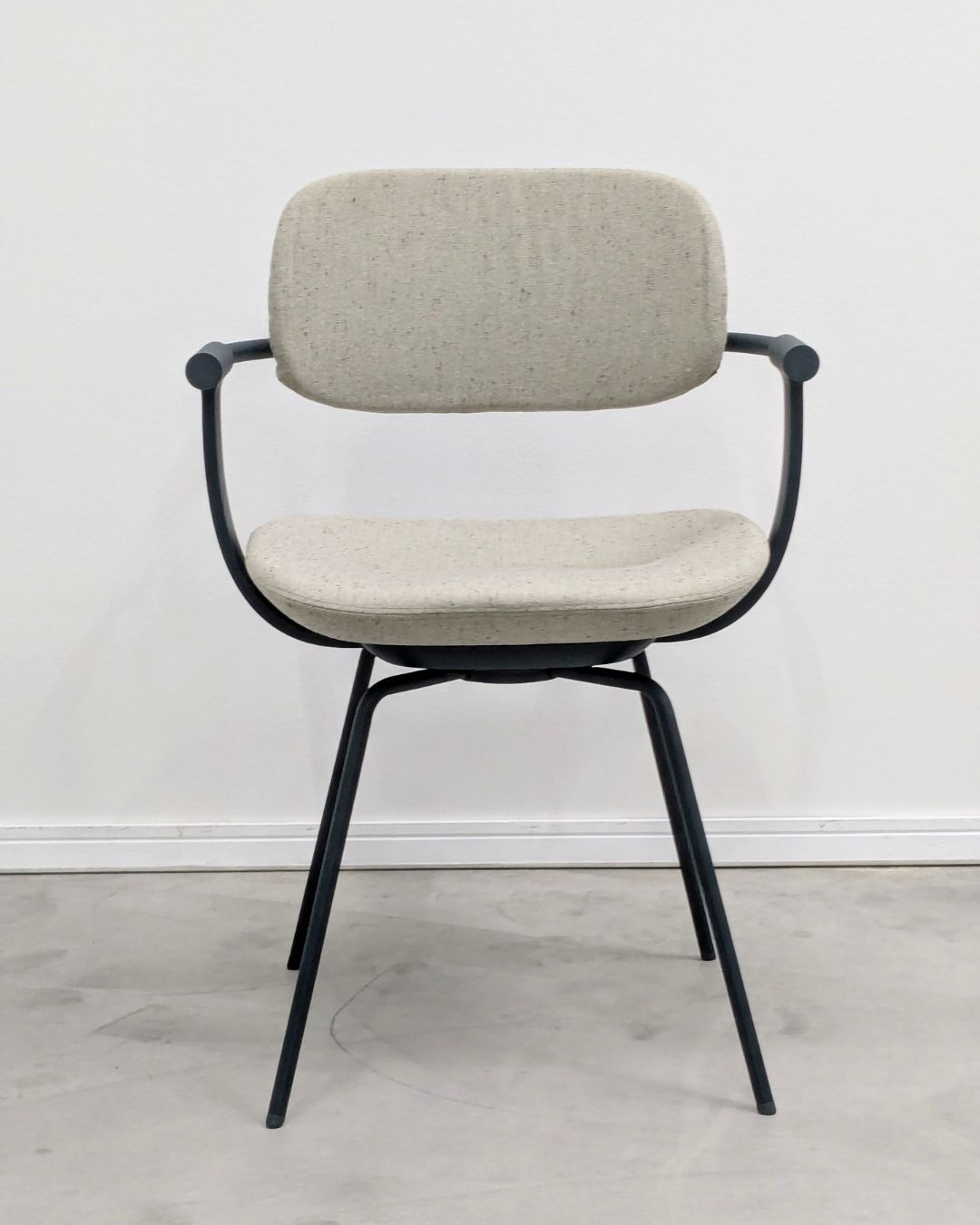 エクリュベージュ 座面非回転