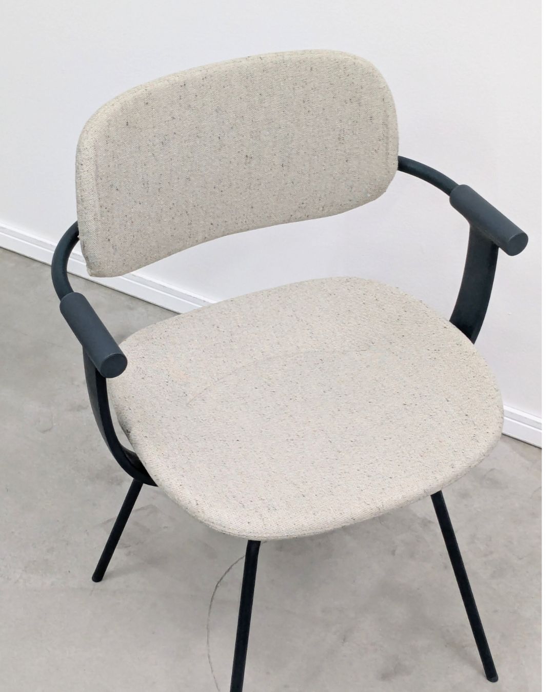 エクリュベージュ 座面非回転