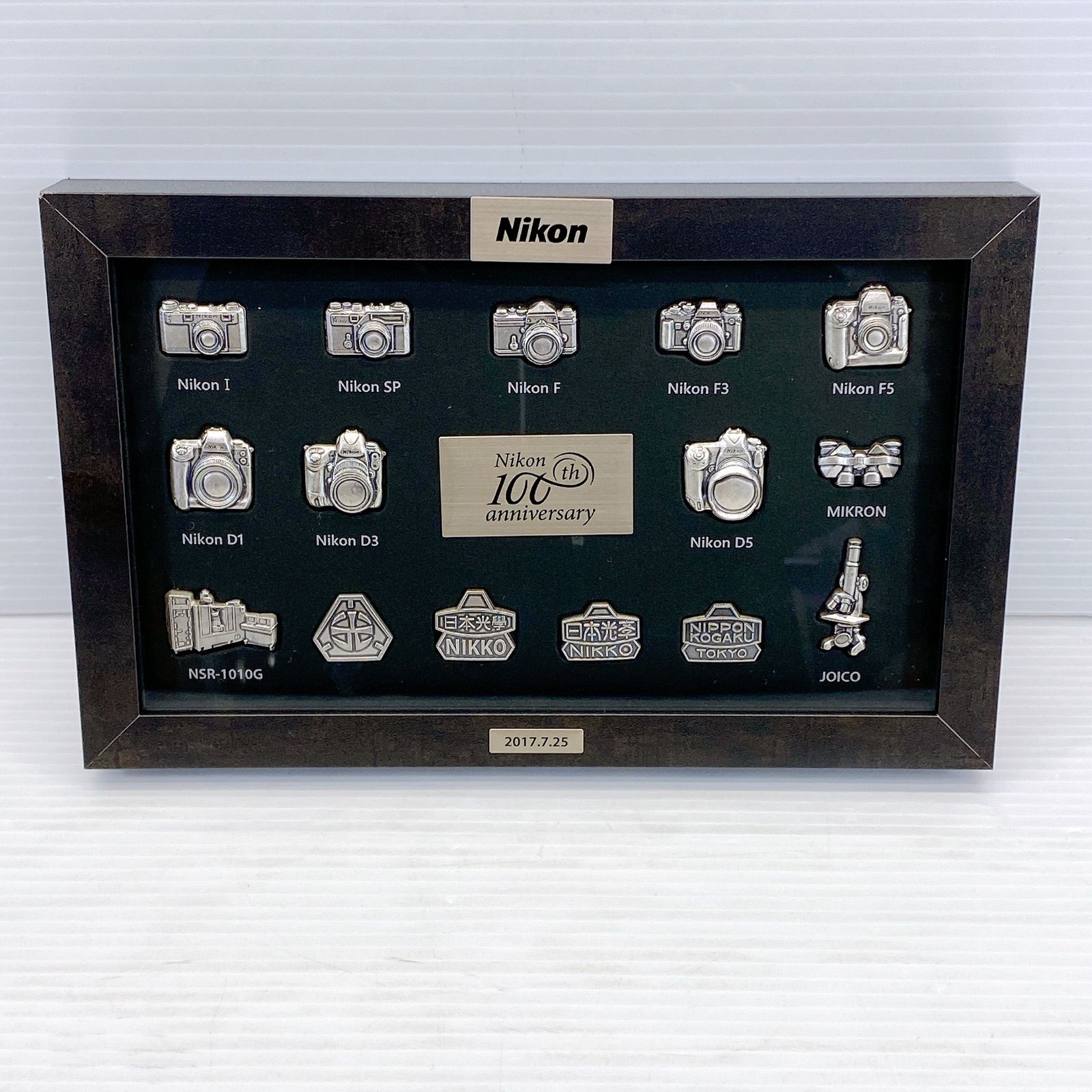 NIKON ピンバッジ　額装　当時物 ◇Nikon 100th anniversary 歴代 カメラピンバッジ /ピンバッジ