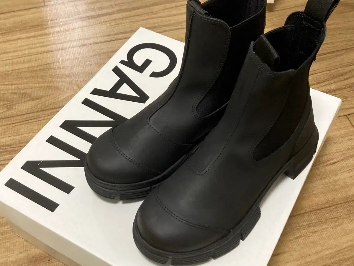 ガニー  GANNI ラバー チェルシーラバーブーツ 37 GANNI ガニー リサイクル ラバーシティ チェルシーブーツ 37 - メルカリ