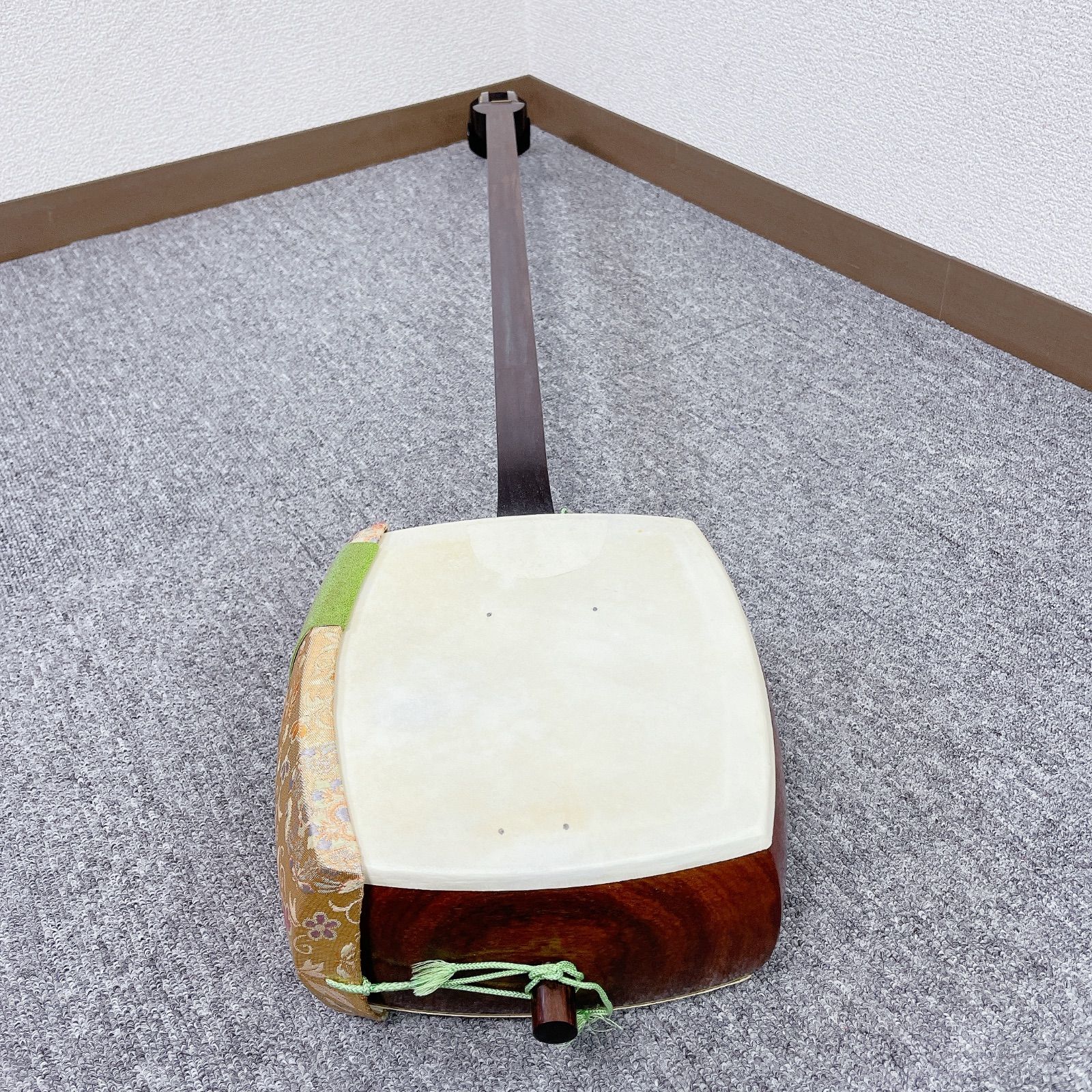 三味線 細棹 金細 一本溝 紫檀 子持ち綾杉彫 犬皮 綾杉胴 和楽器