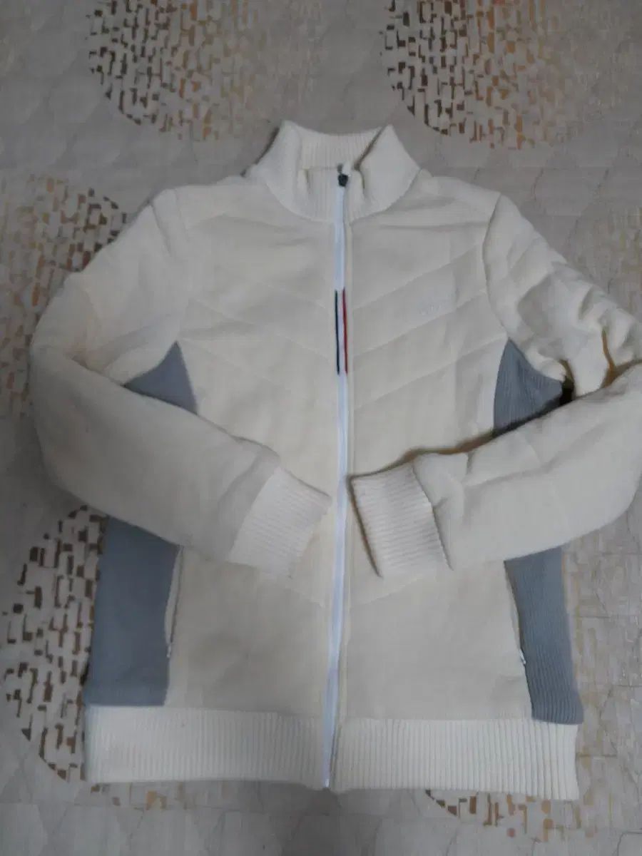 ゴルフウェア アイボリー 白 防風ニット ジップアップ アウター 100