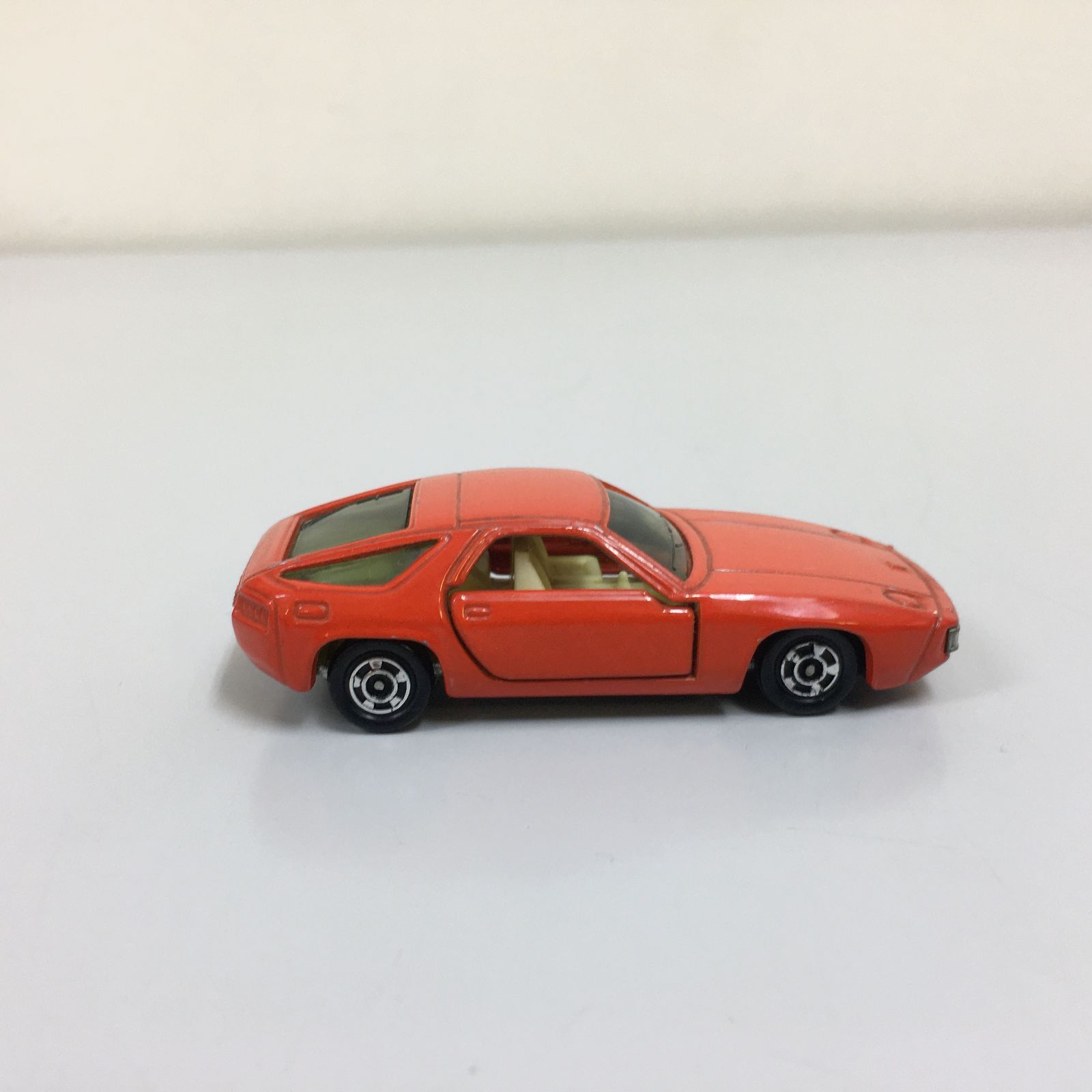 〇トミカ ポルシェ928 NO.F53 =1/63 - メルカリ
