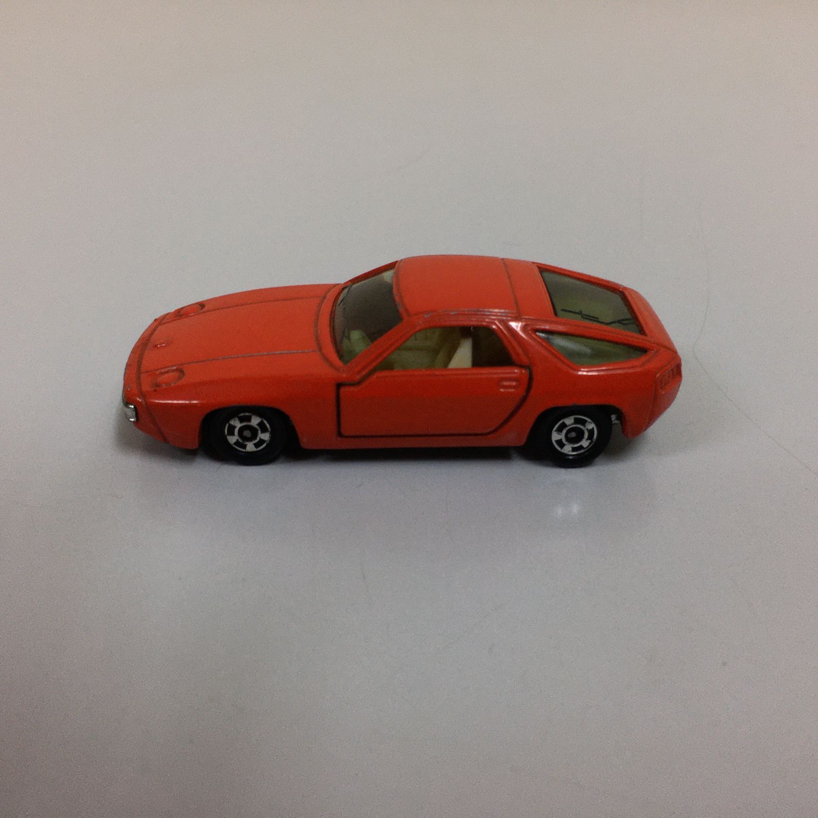 〇トミカ ポルシェ928 NO.F53 =1/63 - メルカリ