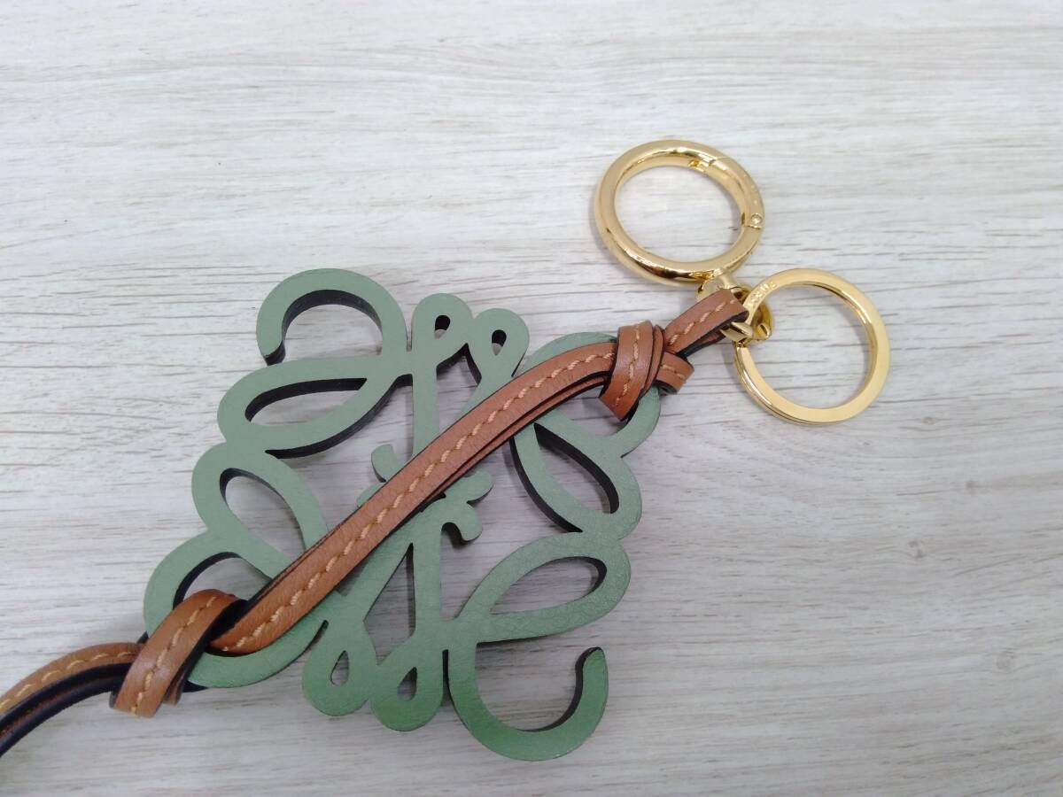 美品　LOEWE アナグラム　チャーム　グリーン LOEWE（ロエベ） アナグラム チャーム ストラップ キーリング