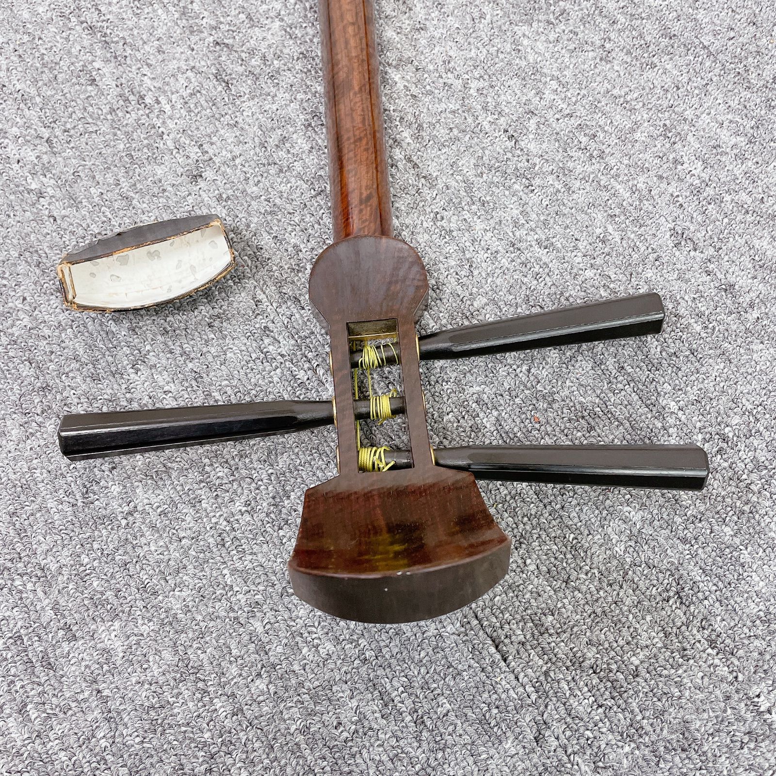 三味線 細棹 金細 二本溝 トチ入り紅木 綾杉彫り胴 和楽器 - メルカリ