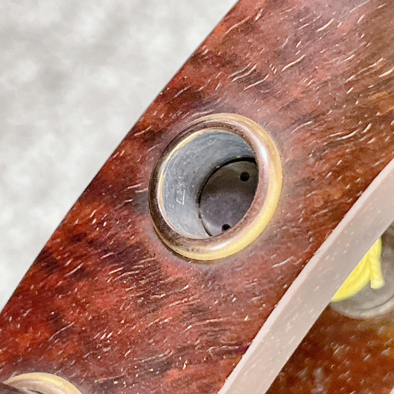 三味線 太棹 トチあり紅木 綾杉彫り胴 二本溝 金細 犬皮 和楽器 三味線 細棹 金細 二本溝 トチ入り紅木 綾杉彫り胴 和楽器 - メルカリ