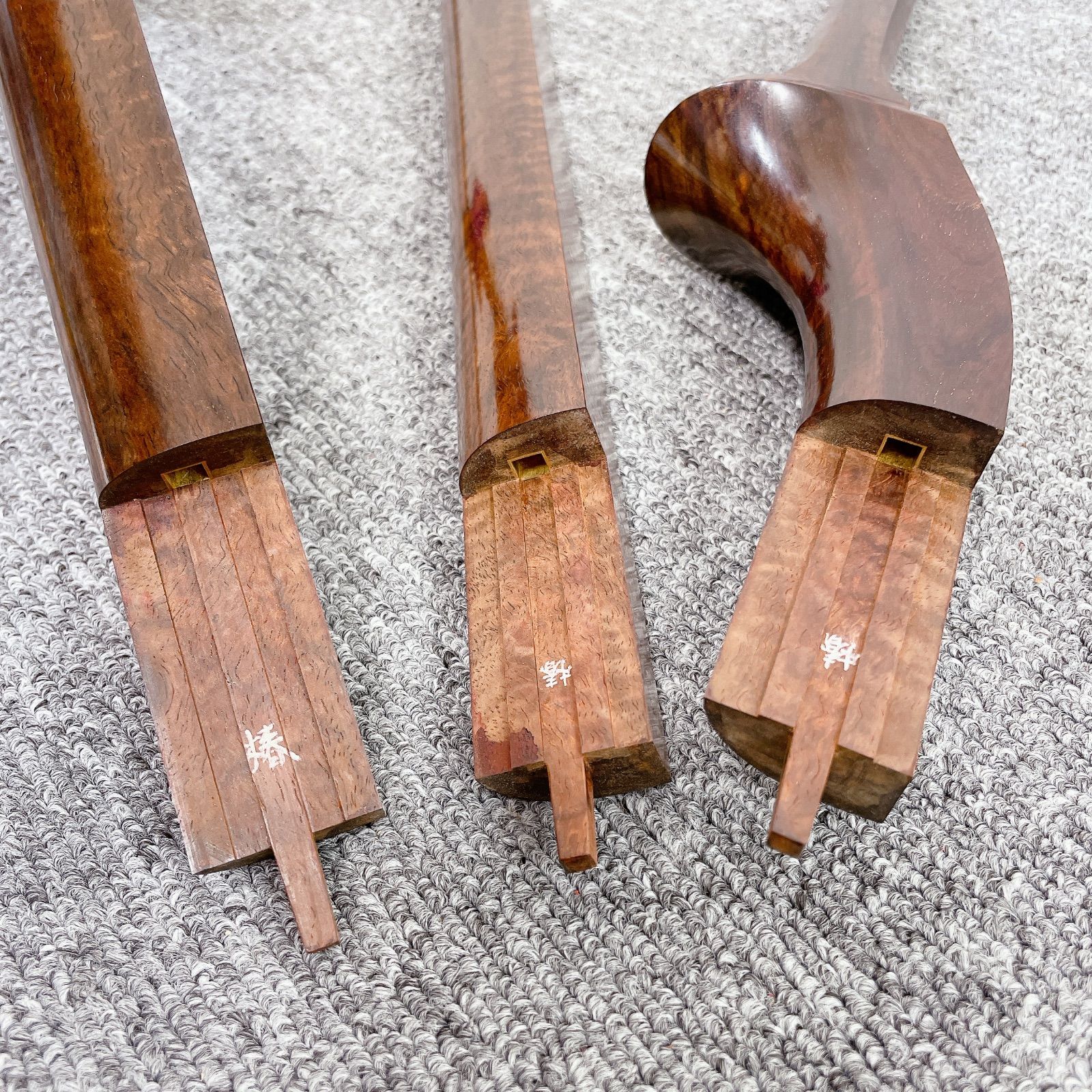 三味線 細棹 金細 二本溝 トチ入り紅木 綾杉彫り胴 和楽器 - メルカリ