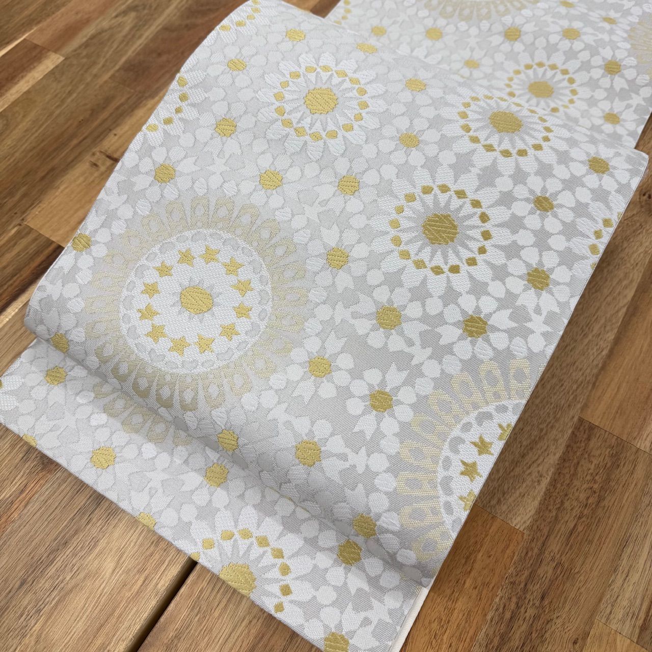 正絹西陣織袋帯 中古超美品 お仕立て上がり 幾何学花文様 金属糸を使っ