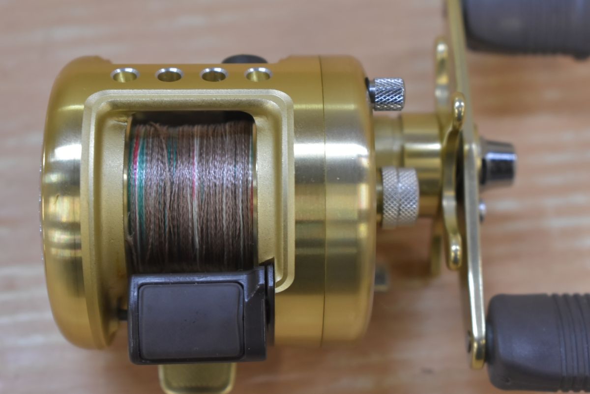 シマノ カルカッタ 50XT 右 未使用品 ベイトリール SHIMANO CALCUTTA