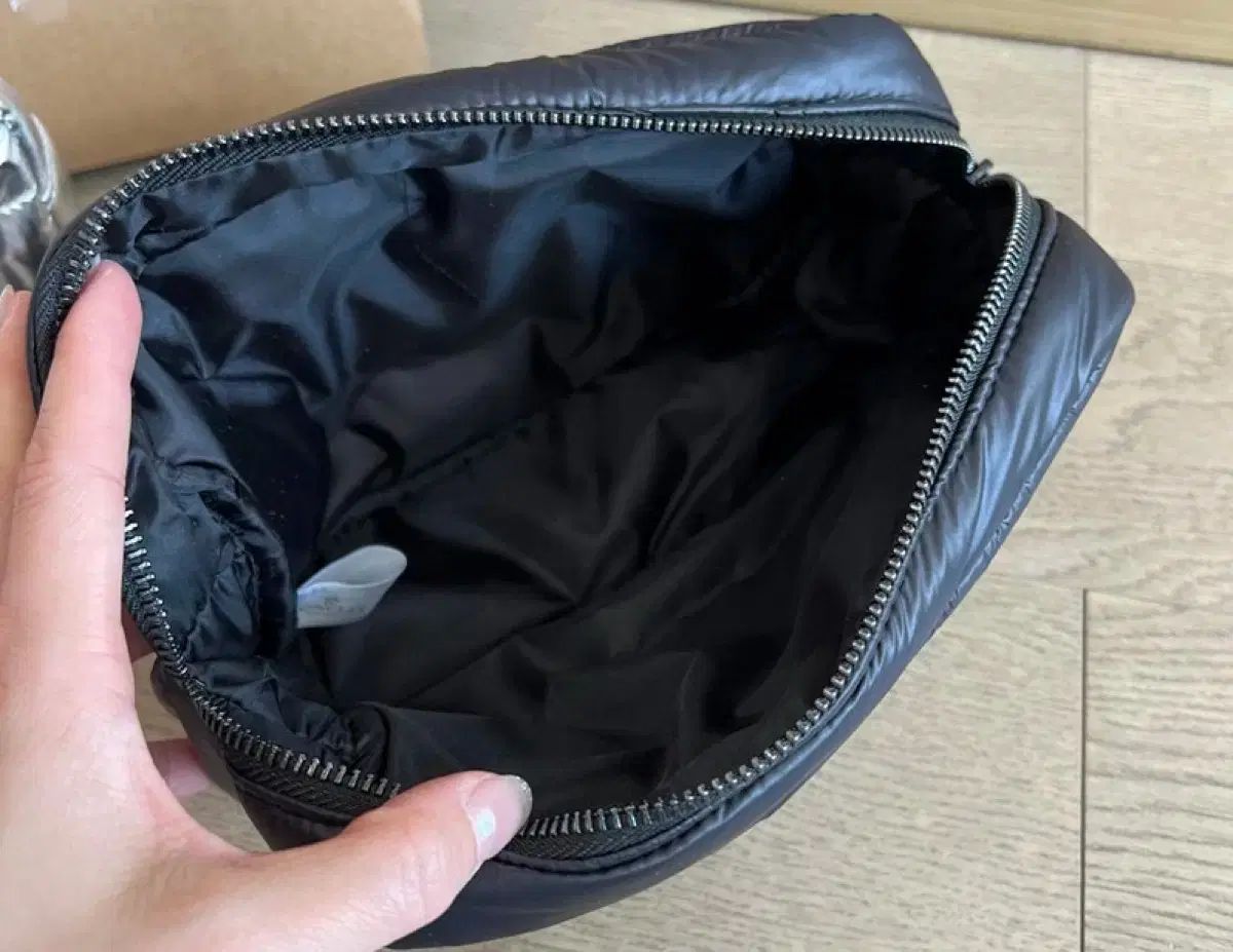 MONCLER(モンクレール) キルティング ポーチ ブラック - メルカリ