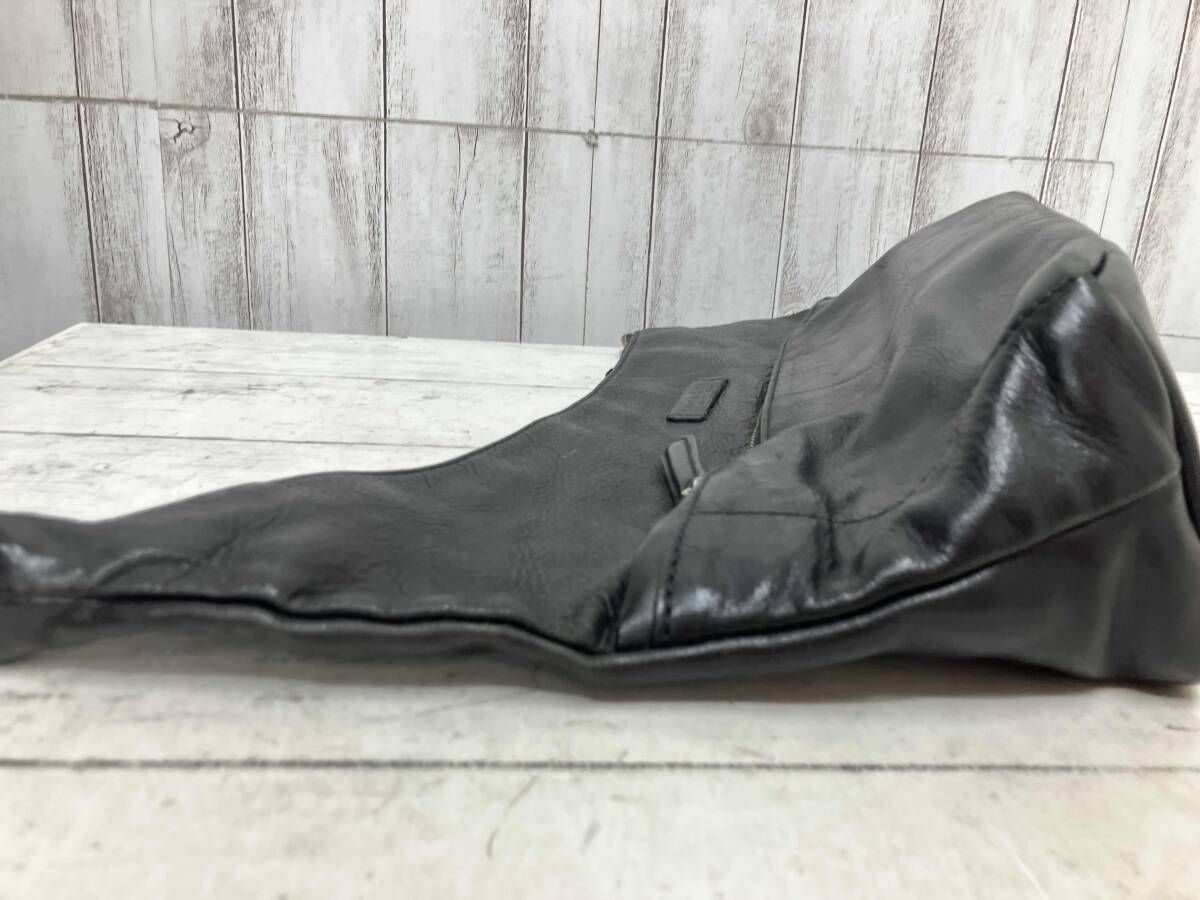 Daniel-Bob ショルダーバッグ レザー 黒 ジップに裂けあり