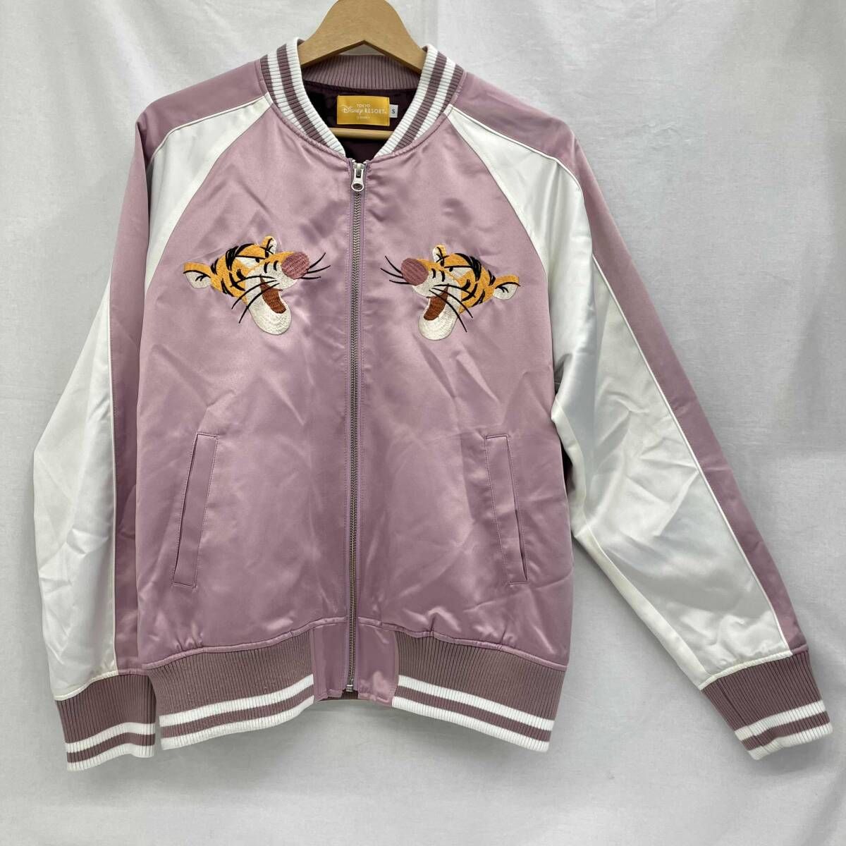 【ベロア】東京ディズニーリゾート　ティガースカジャン　ユニセックス 東京ディズニーリゾート スカジャンM 黒 ティガー 刺繍 ベロア - メルカリ