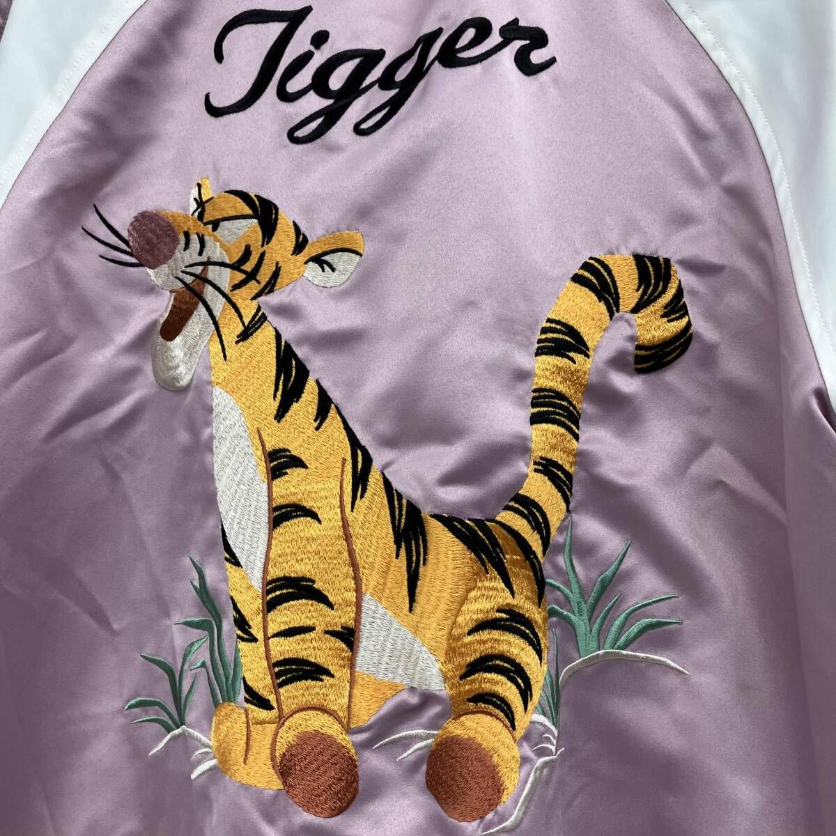 【ベロア】東京ディズニーリゾート　ティガースカジャン　ユニセックス 東京ディズニーリゾート スカジャンM 黒 ティガー 刺繍 ベロア - メルカリ