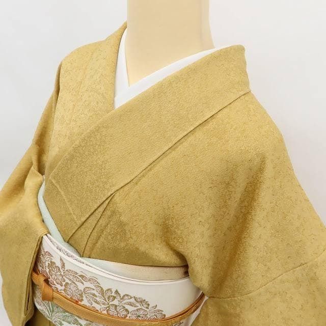 着物 イチョウ並木を歩く秋のひと時