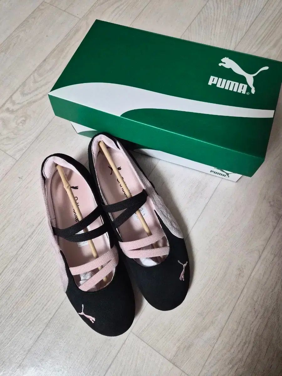 プーマ レディース バレエシューズ フラットシューズ ブラック/ピンク