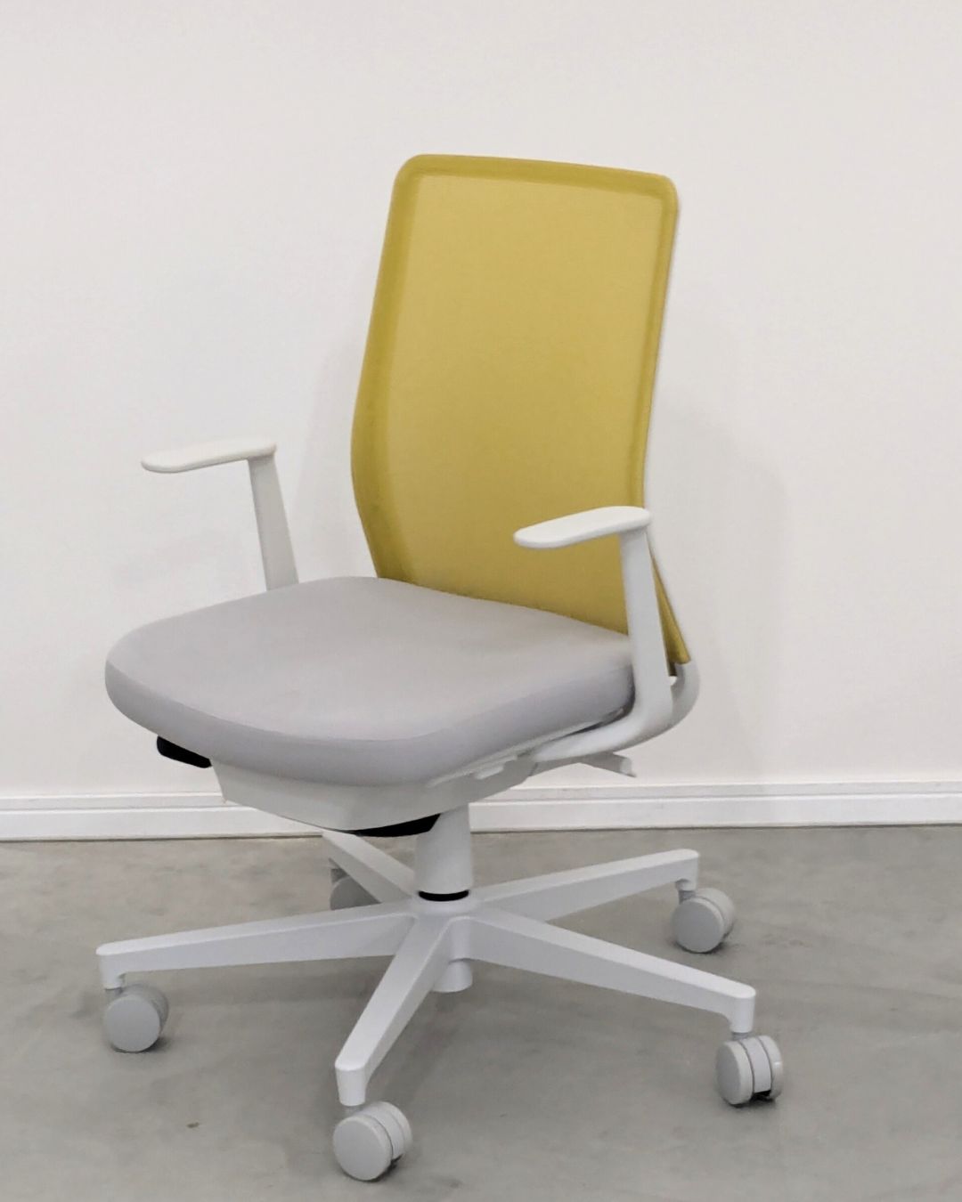  Bランク モネット 背メッシュ ホワイト オリーブイエロー 肘サポート オフィスチェア ワークチェア 椅子 チェア