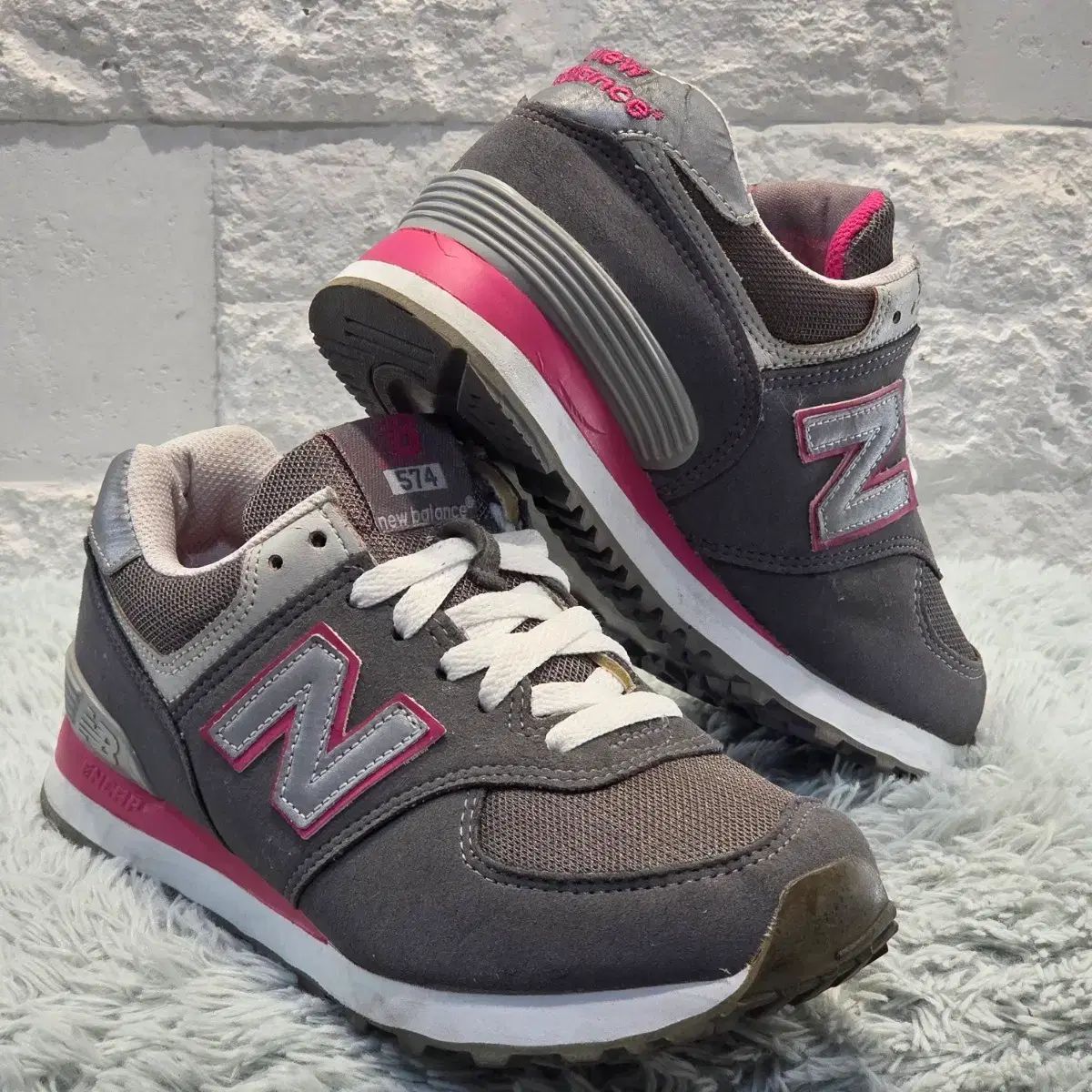 ニューバランス 574 グレー ピンク (24cm) - メルカリ