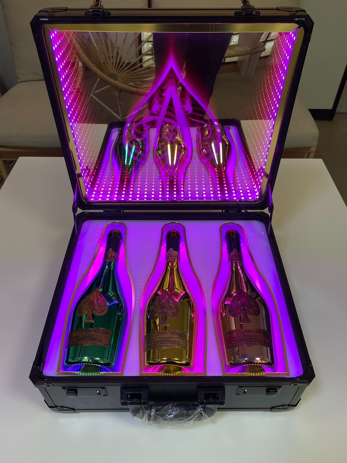 訳あり】アルマンド アタッシュケース シャンパン LED 3本収納可能