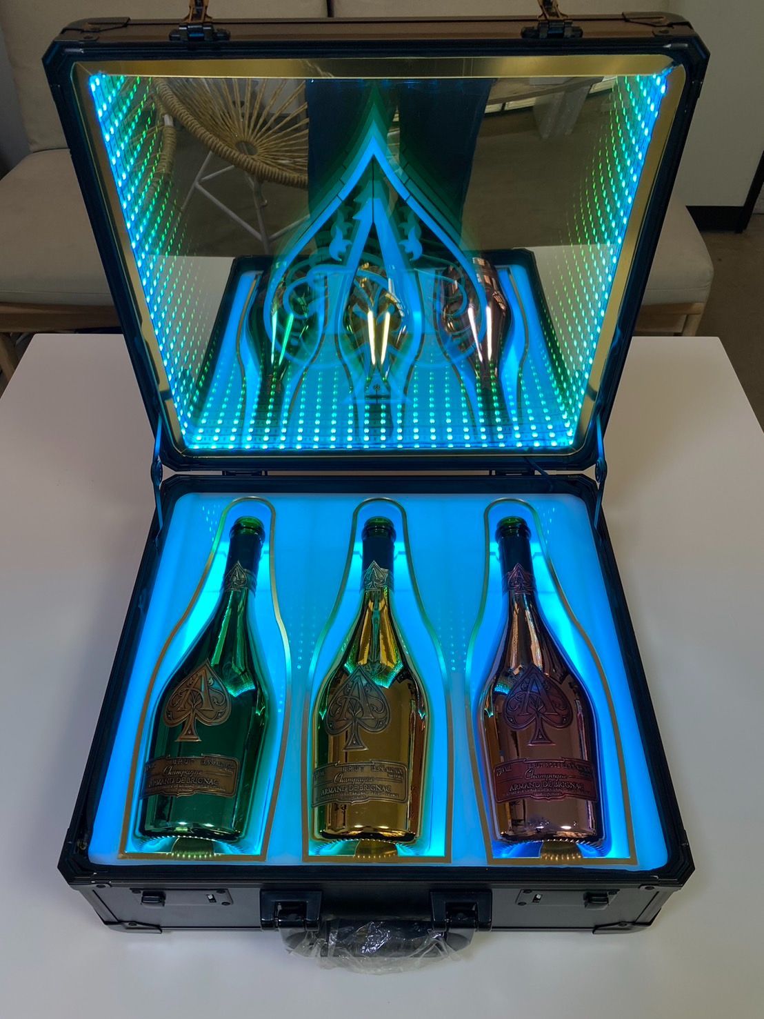 訳あり】アルマンド アタッシュケース シャンパン LED 3本収納可能