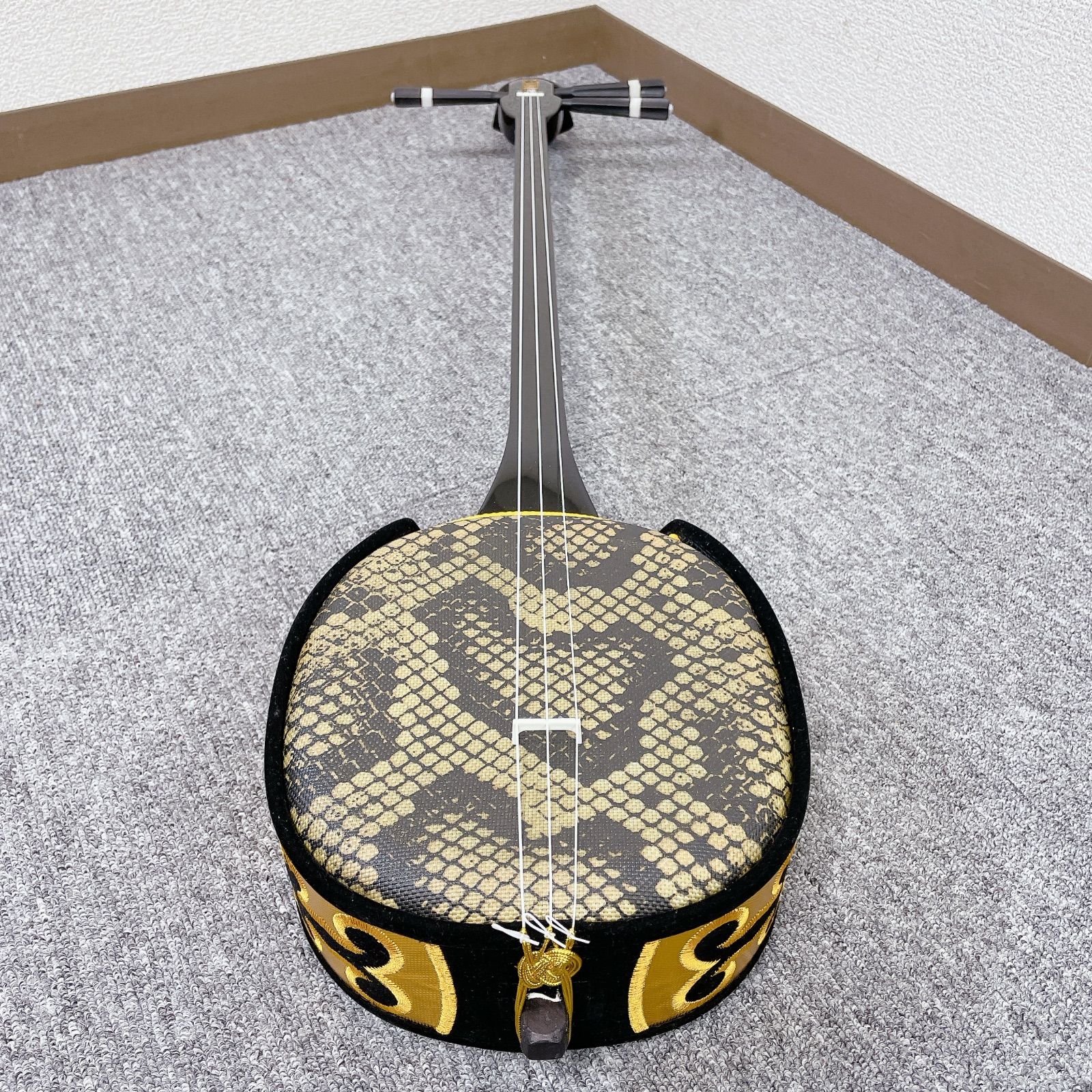 三線 沖縄三線 民謡楽器 沖縄民謡 人工皮 ヘビ皮 蛇 人工蛇皮 - メルカリ