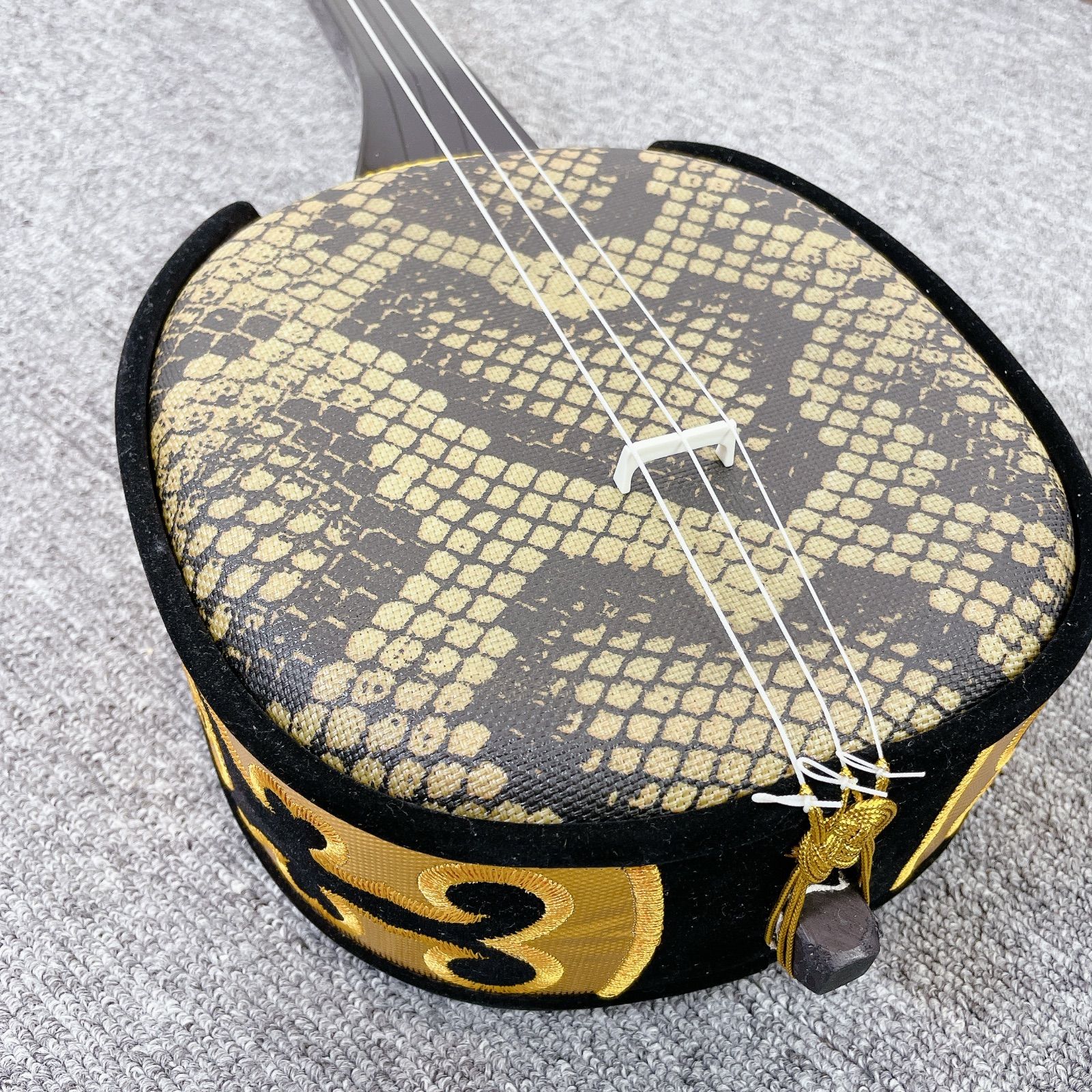 三線 沖縄三線 民謡楽器 沖縄民謡 人工皮 ヘビ皮 蛇 人工蛇皮 - メルカリ