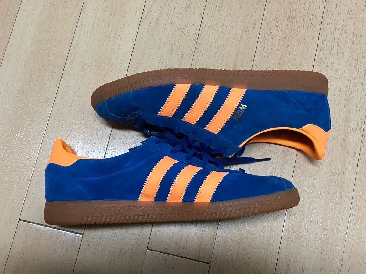アディダス スウェード ビン スニーカー ブルー/オレンジ 250 - メルカリ