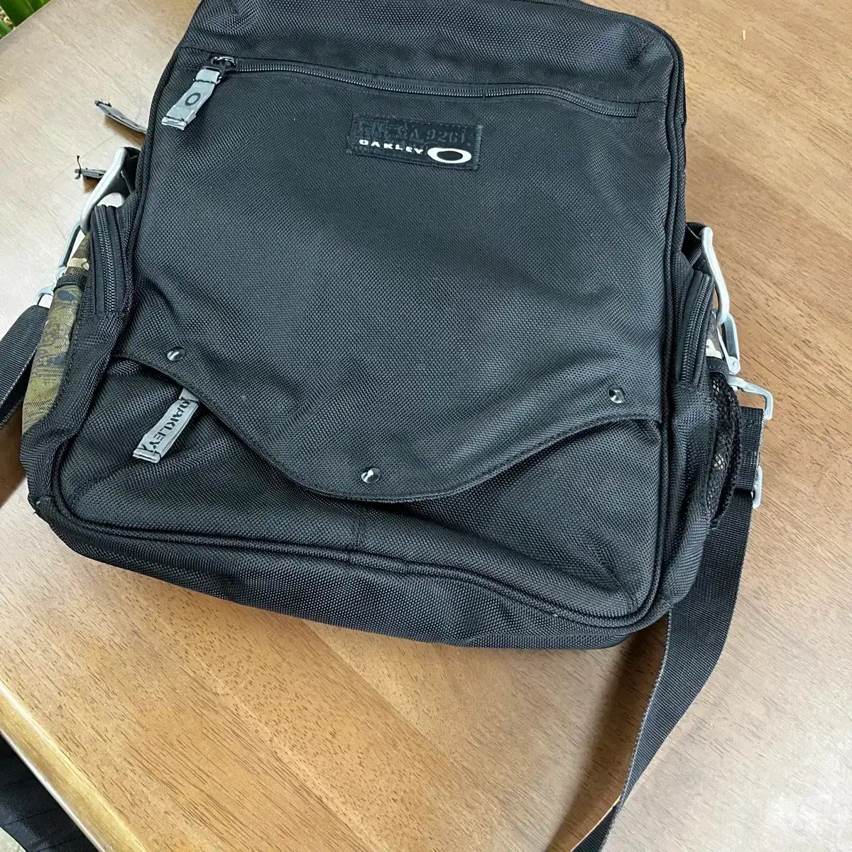 オークリー 2-way メッセンジャーバッグ - メルカリ
