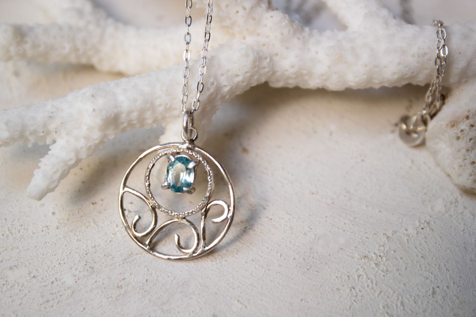 ブルージルコンのネックレス silver