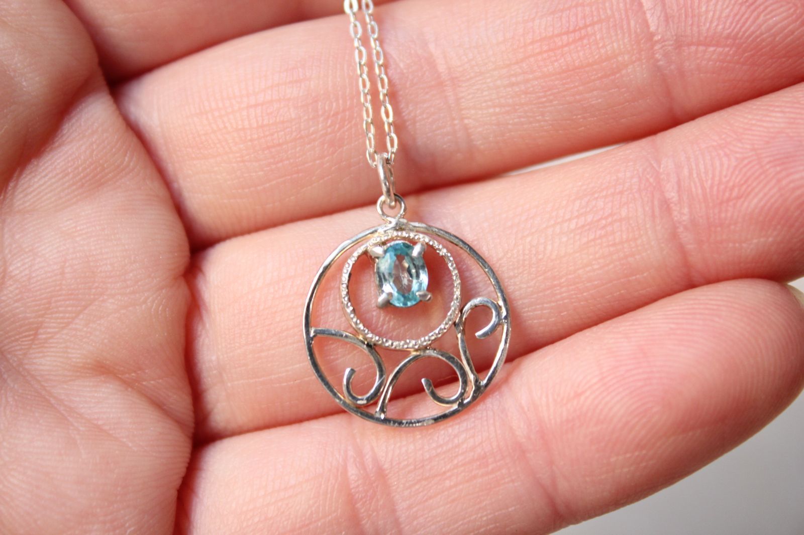 ブルージルコンのネックレス