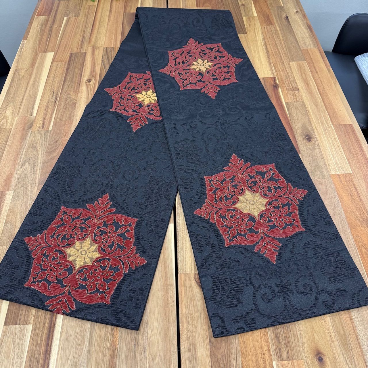 正絹西陣織袋帯 中古超美品 お仕立て上がり 正倉院紅華紋 街ゆく粋姿