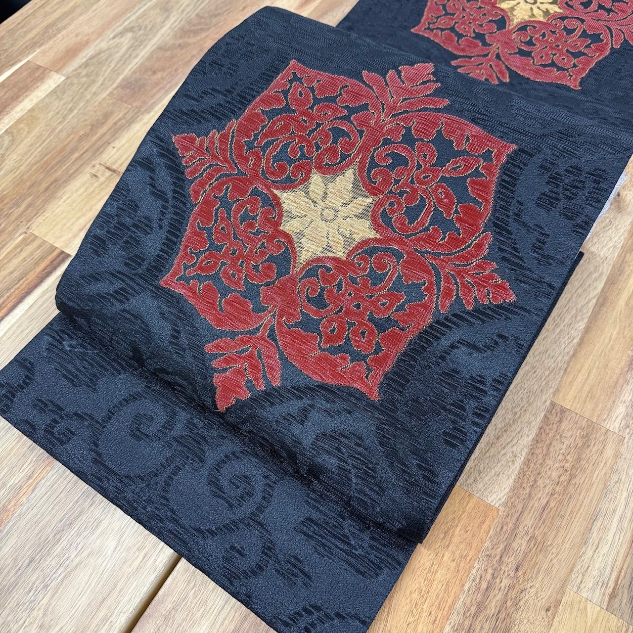 正絹西陣織袋帯 中古超美品 お仕立て上がり 正倉院紅華紋 街ゆく粋姿