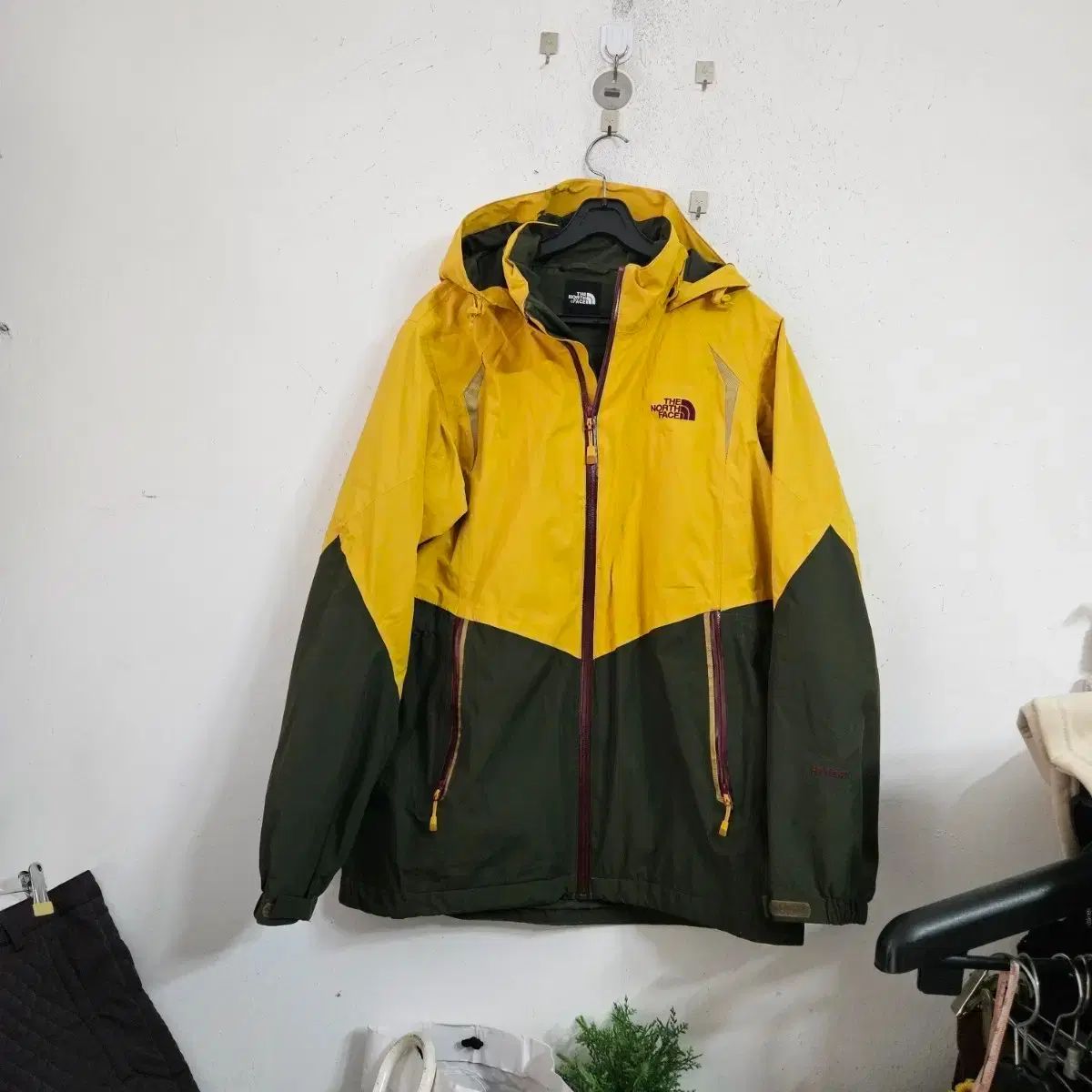 THE NORTH FACE ザノースフェイス ィェロー/カーキ ウィンドブレーカー ジャケット
